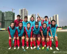 女子拳击赢了之后搂衣服